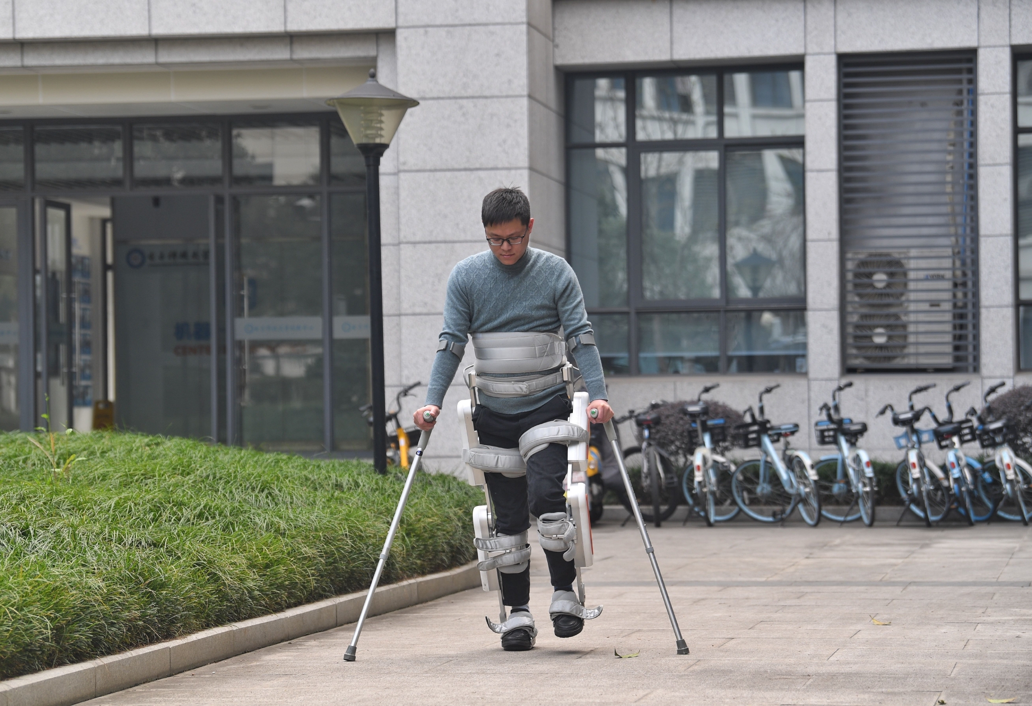 外骨骼机器人助力康复训练|截瘫|刘坤_新浪新闻
