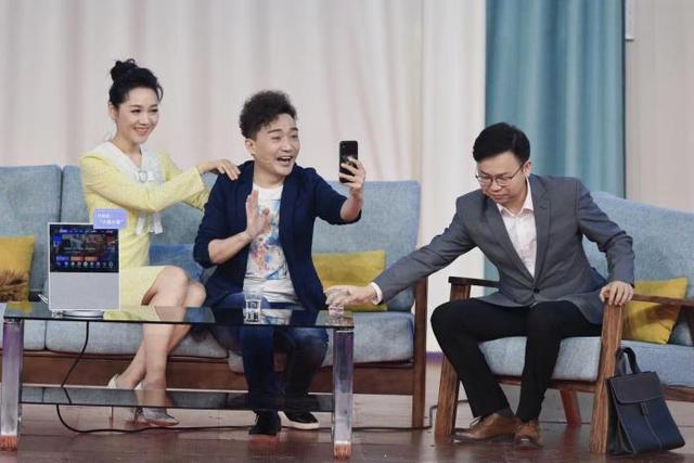 主持人周群神秘老公疑曝光,嘴凸牙龅身形高大,仨孩子都神似爸爸|周群