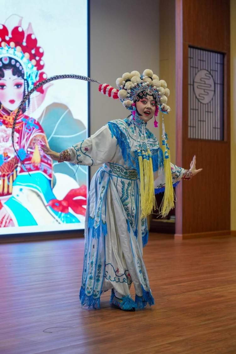 小学生被川剧唱腔,服饰深深吸引|川剧|变脸|戏曲_新浪新闻