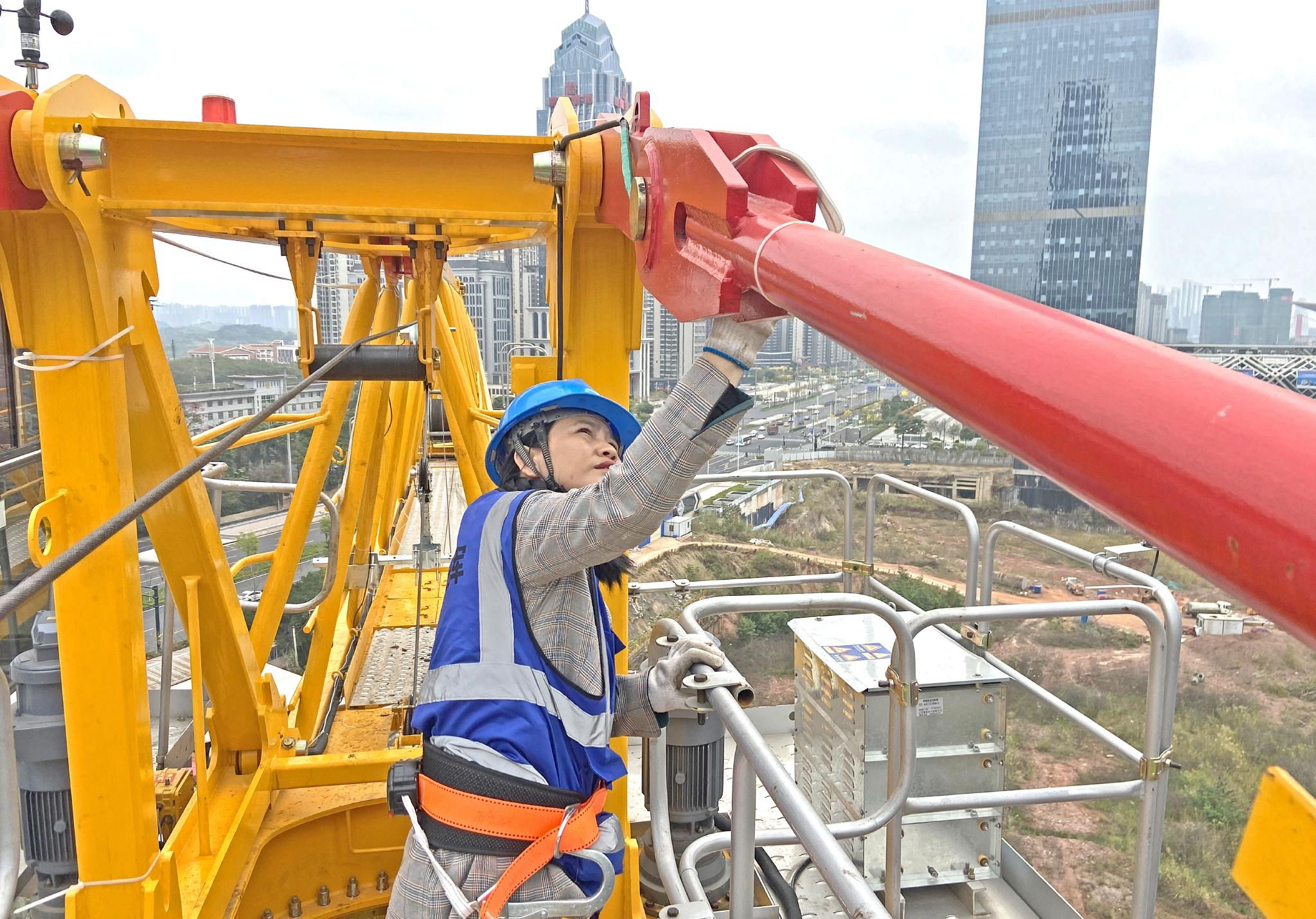 开塔吊的她|广西|南宁市|塔吊_新浪新闻