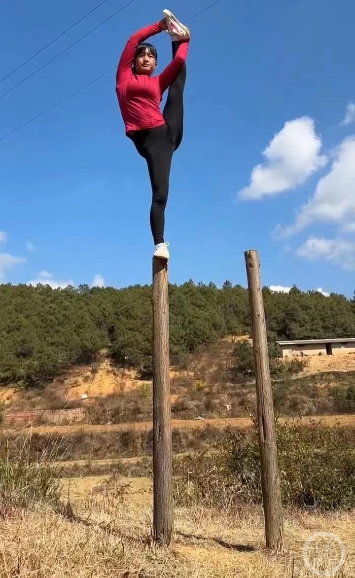 95后女孩自学功夫获赞"女版李小龙":掌劈8块砖,手掀400斤轮胎_新浪