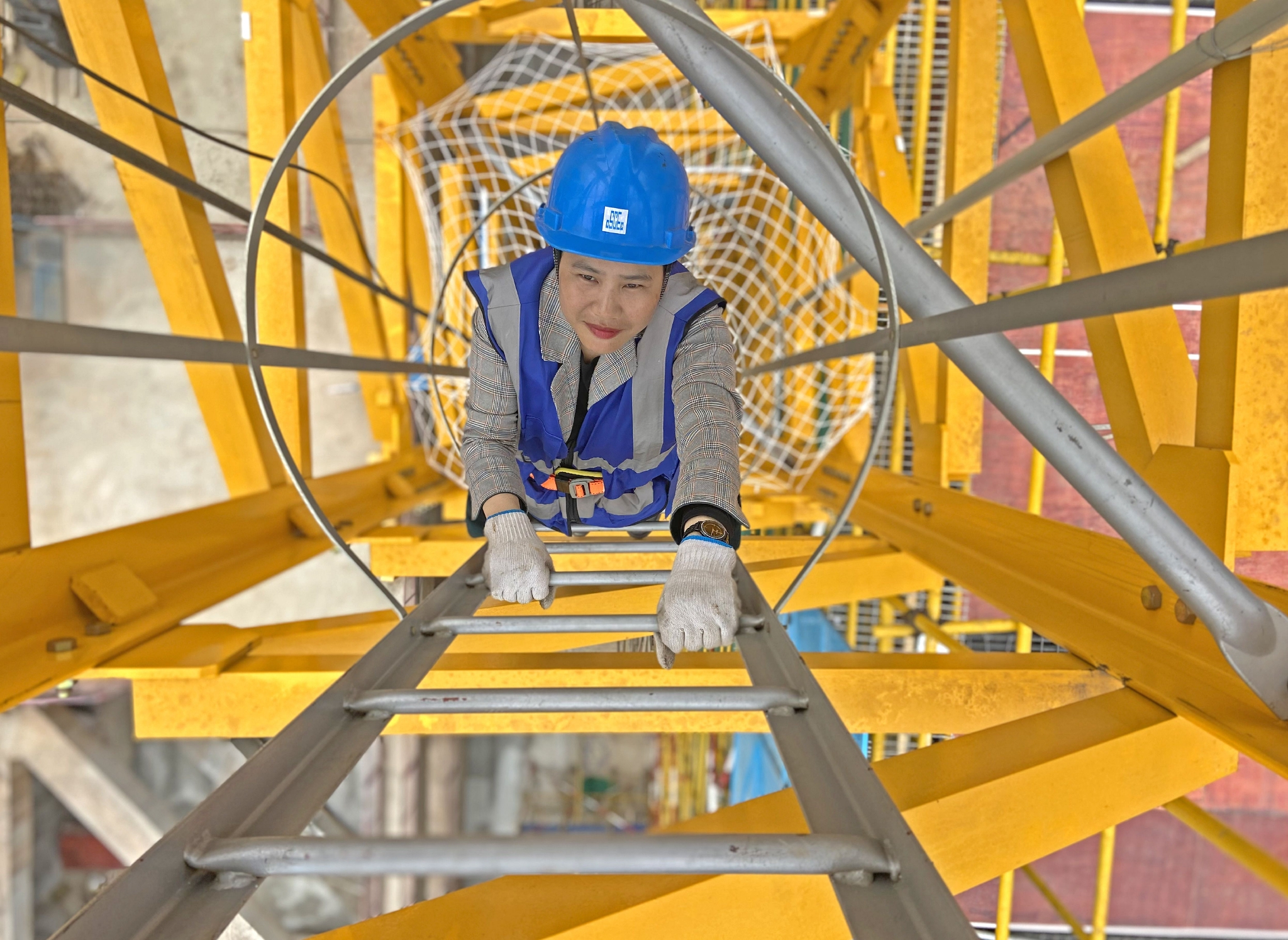 开塔吊的她|广西|南宁市|塔吊_新浪新闻