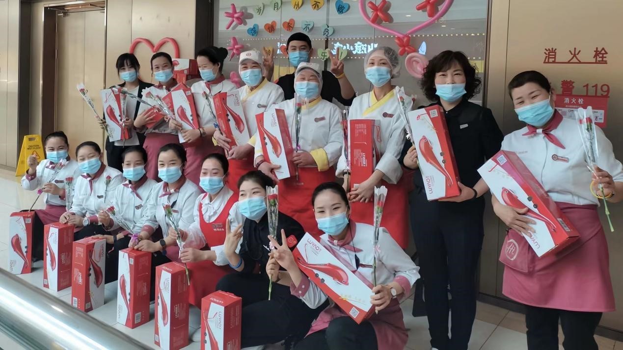 海底捞门店每月都有一笔费用,用来购买礼物奖励员工,组织员工活动或