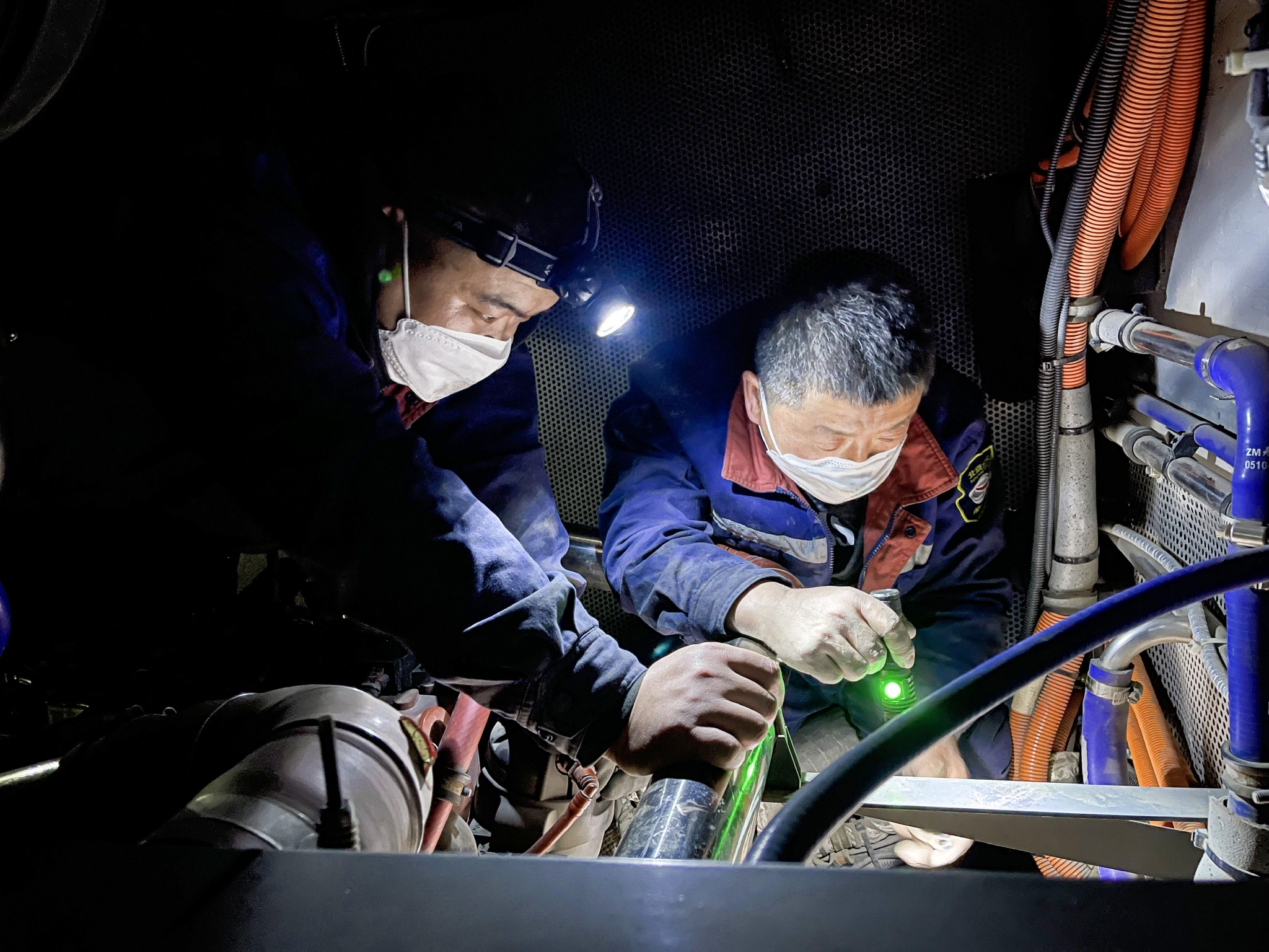 北京公交集团保修分公司工作人员检修车辆.