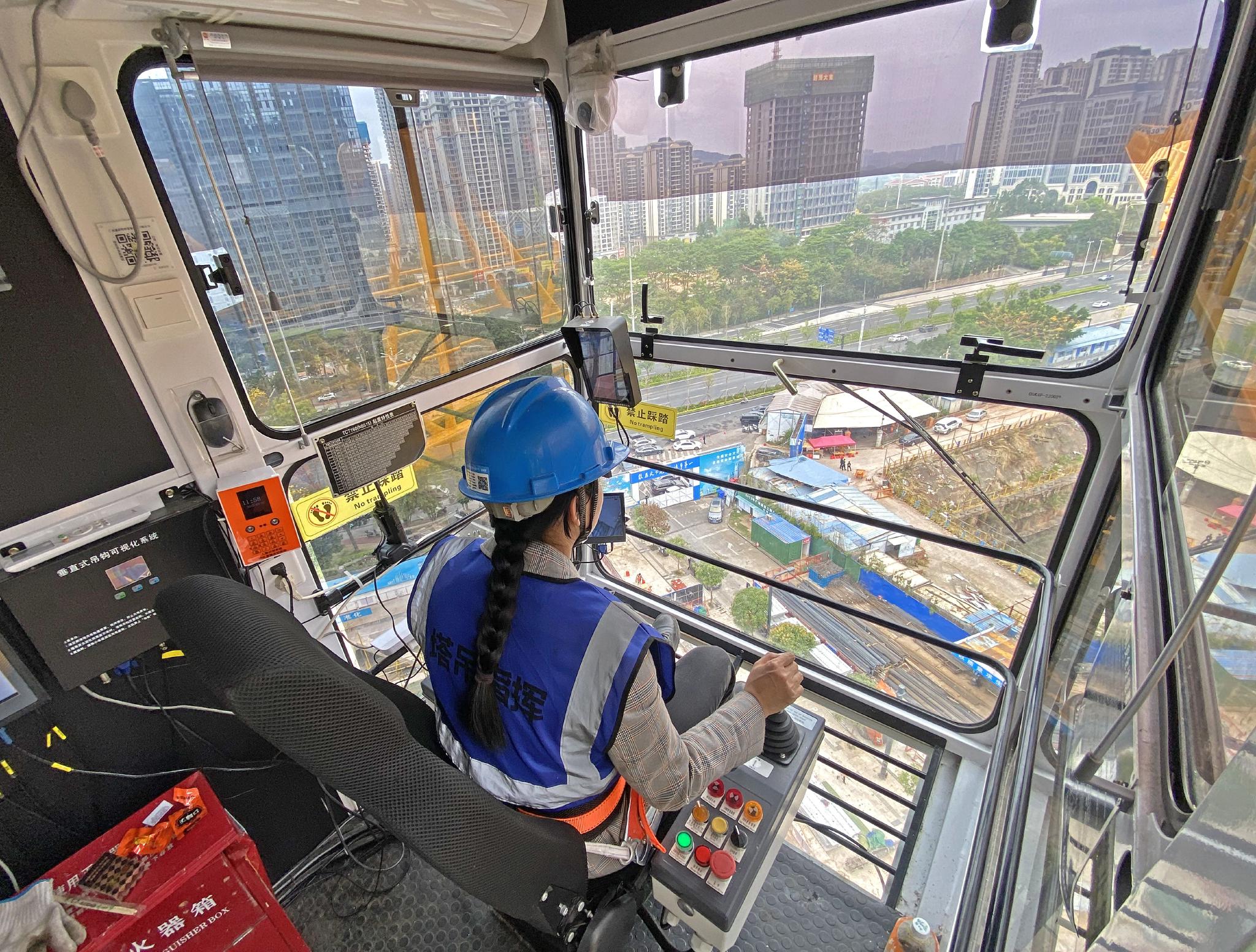 开塔吊的她|广西|南宁市|塔吊_新浪新闻