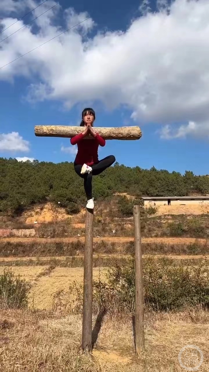 95后女孩自学功夫获赞"女版李小龙":掌劈8块砖,手掀400斤轮胎_新浪