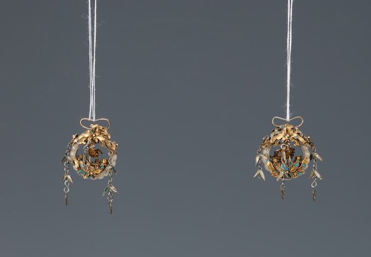 清银鎏金点翠花饰玉耳环&nbsp;杭州工艺美术博物馆 藏