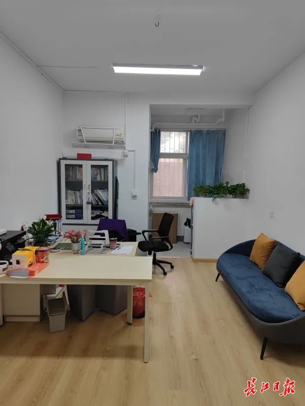 在湖北工业大学,各学院党委副书记和辅导员的办公室都设在学生宿舍一