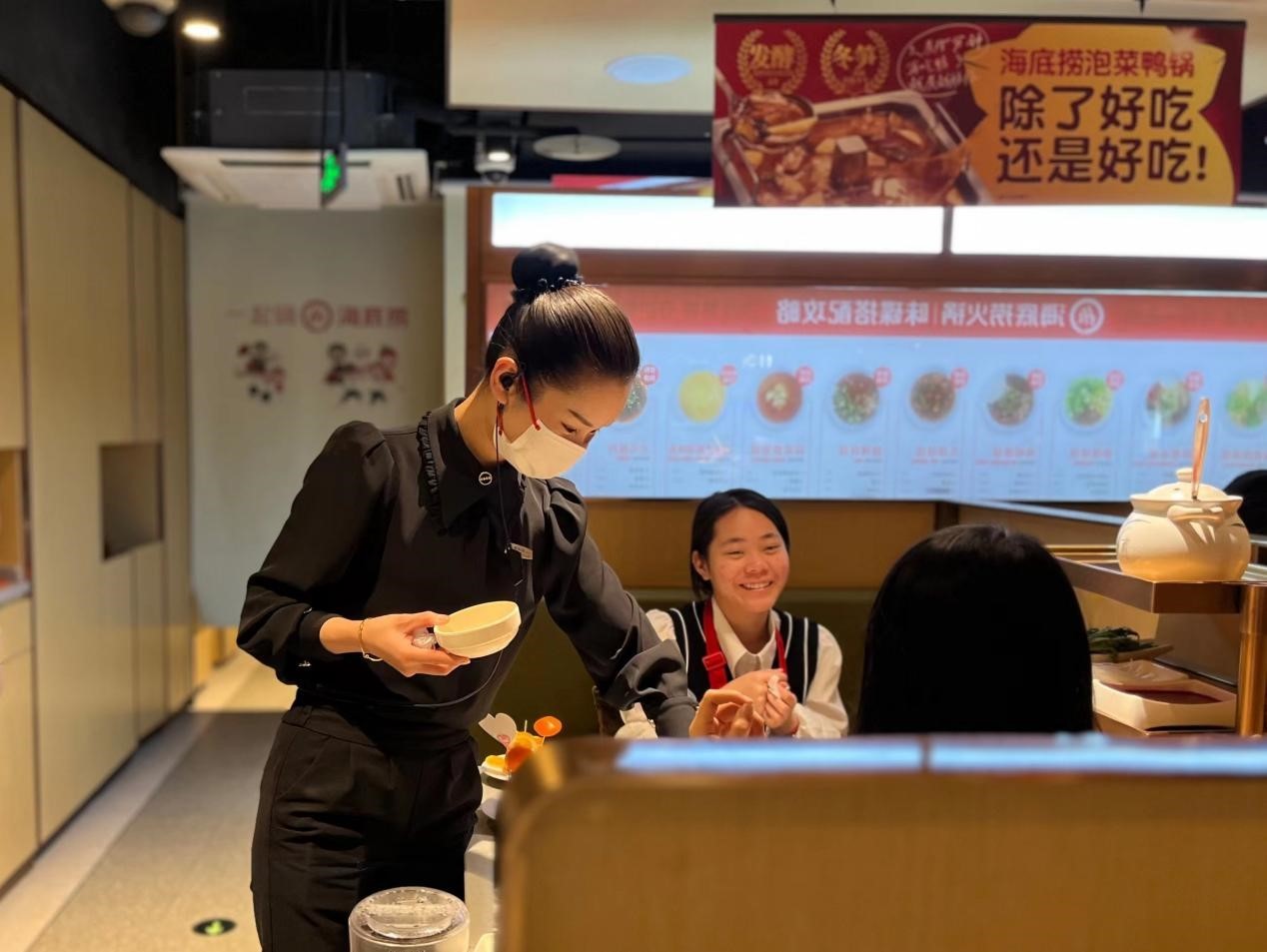 一位海底捞女店长在服务顾客