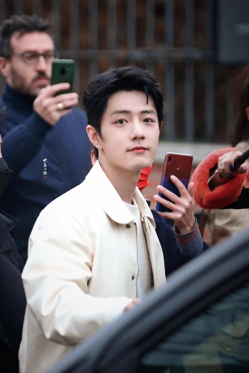 肖战北京机场饭拍,肖战的叠穿搭配一如既往的绝!