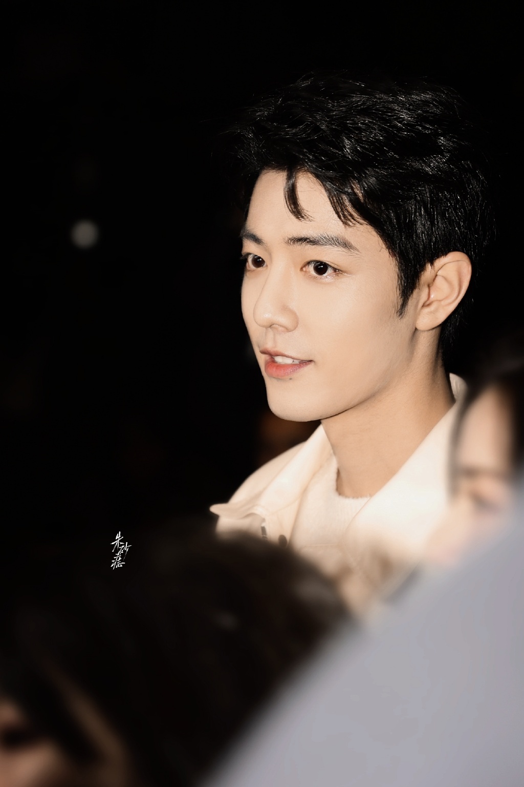 肖战北京机场饭拍,肖战的叠穿搭配一如既往的绝!