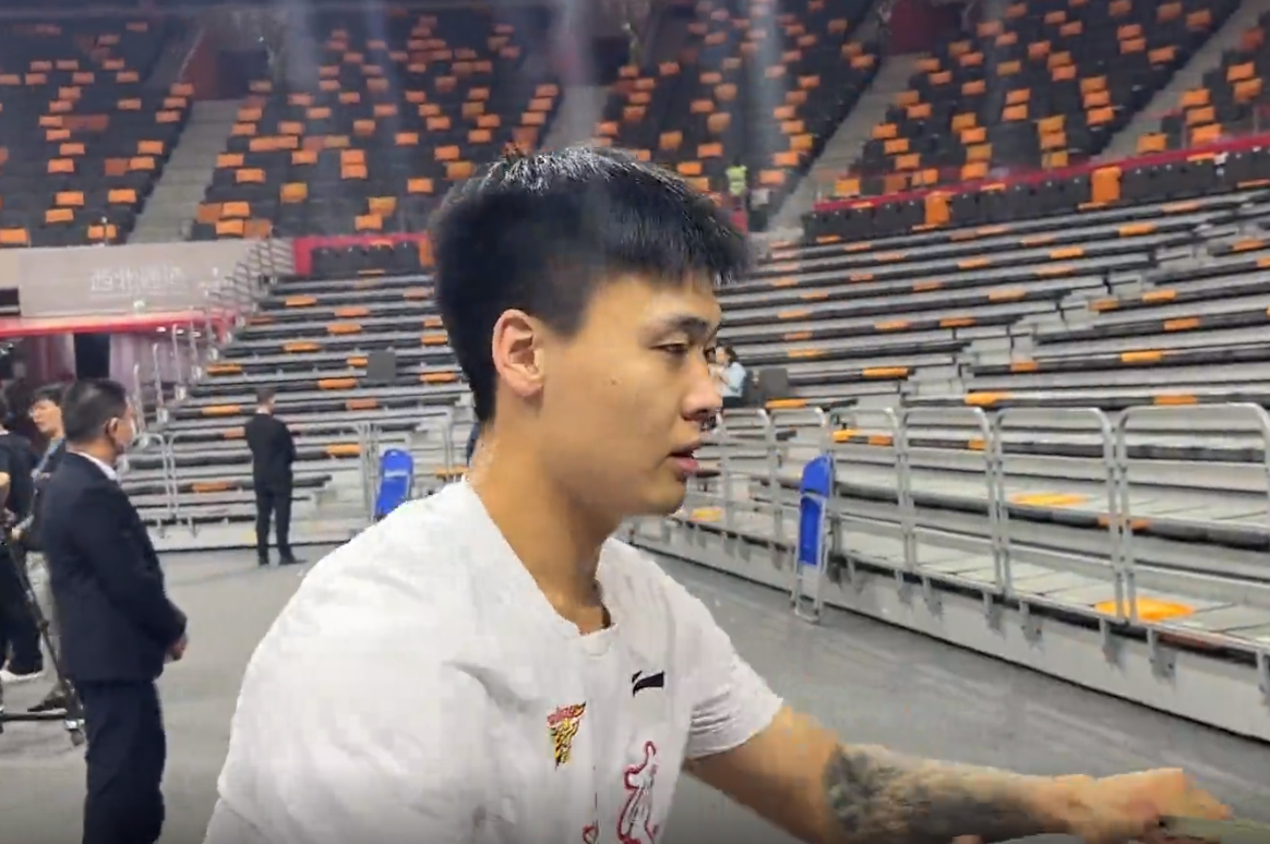 杜润旺受伤,小胡赵睿专注,杜锋翘腿悠闲,张昊谈成长|杜润旺|张昊|赵睿