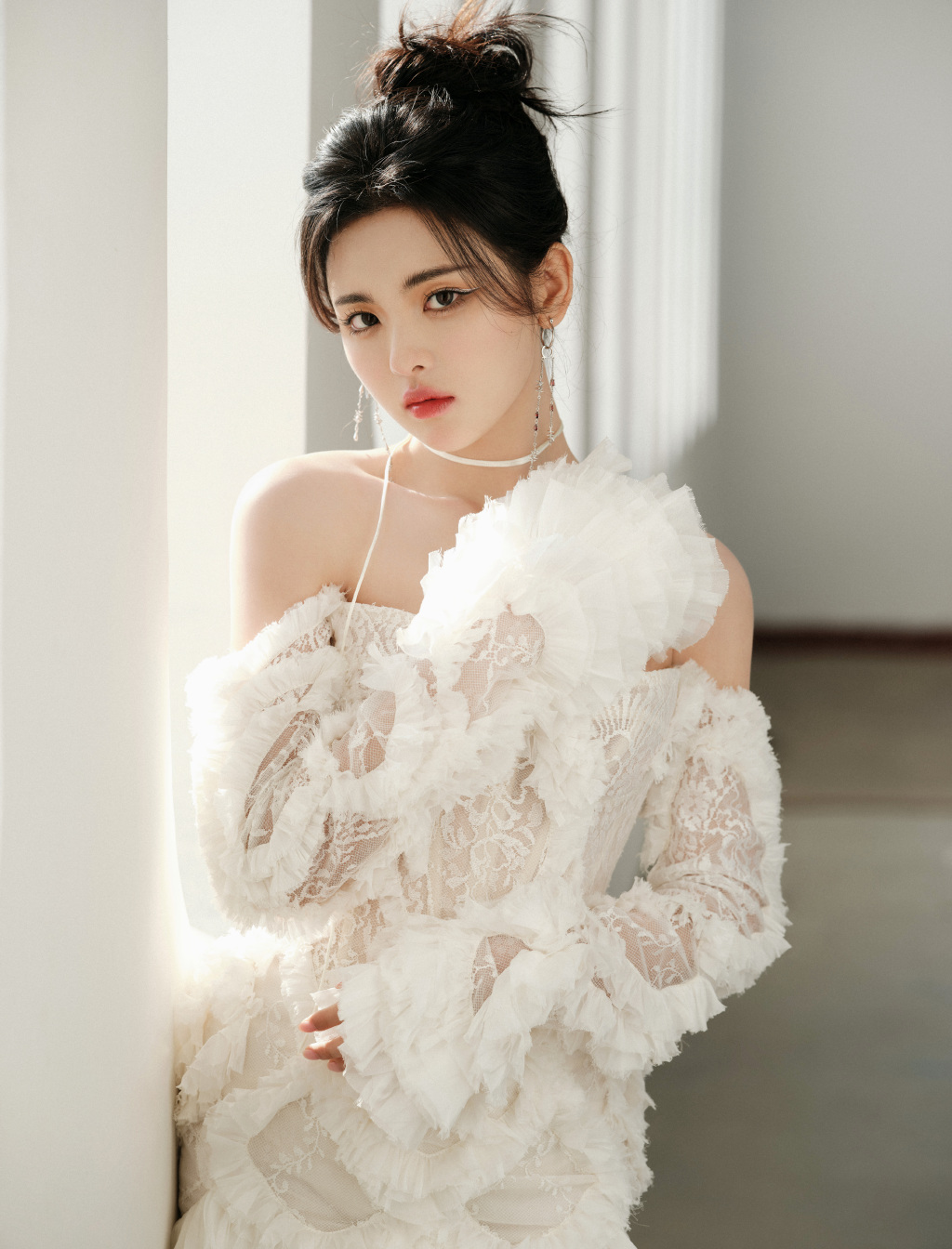 杨超越蕾丝白裙 超越妹妹的蕾丝白裙真的好纯洁好像天使一样!