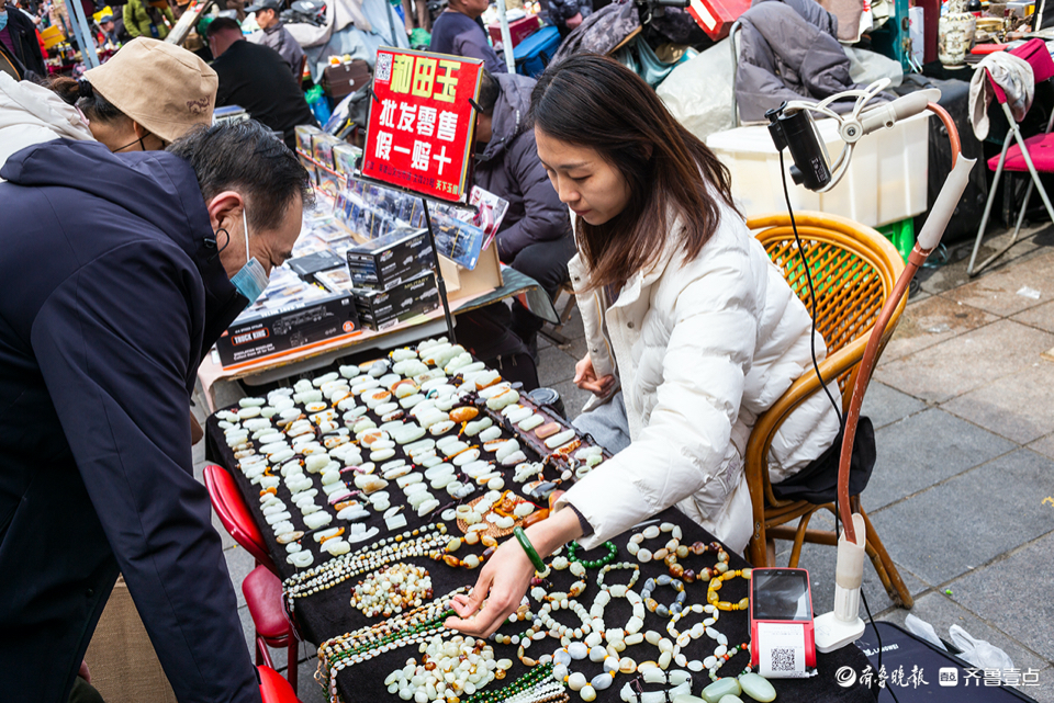 英雄山文化市场的玉石摊
