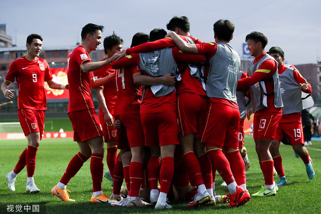 小伙子们庆祝进球。