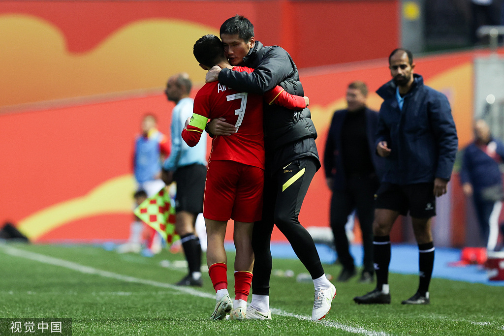 领队邵佳一拥抱艾菲尔丁。