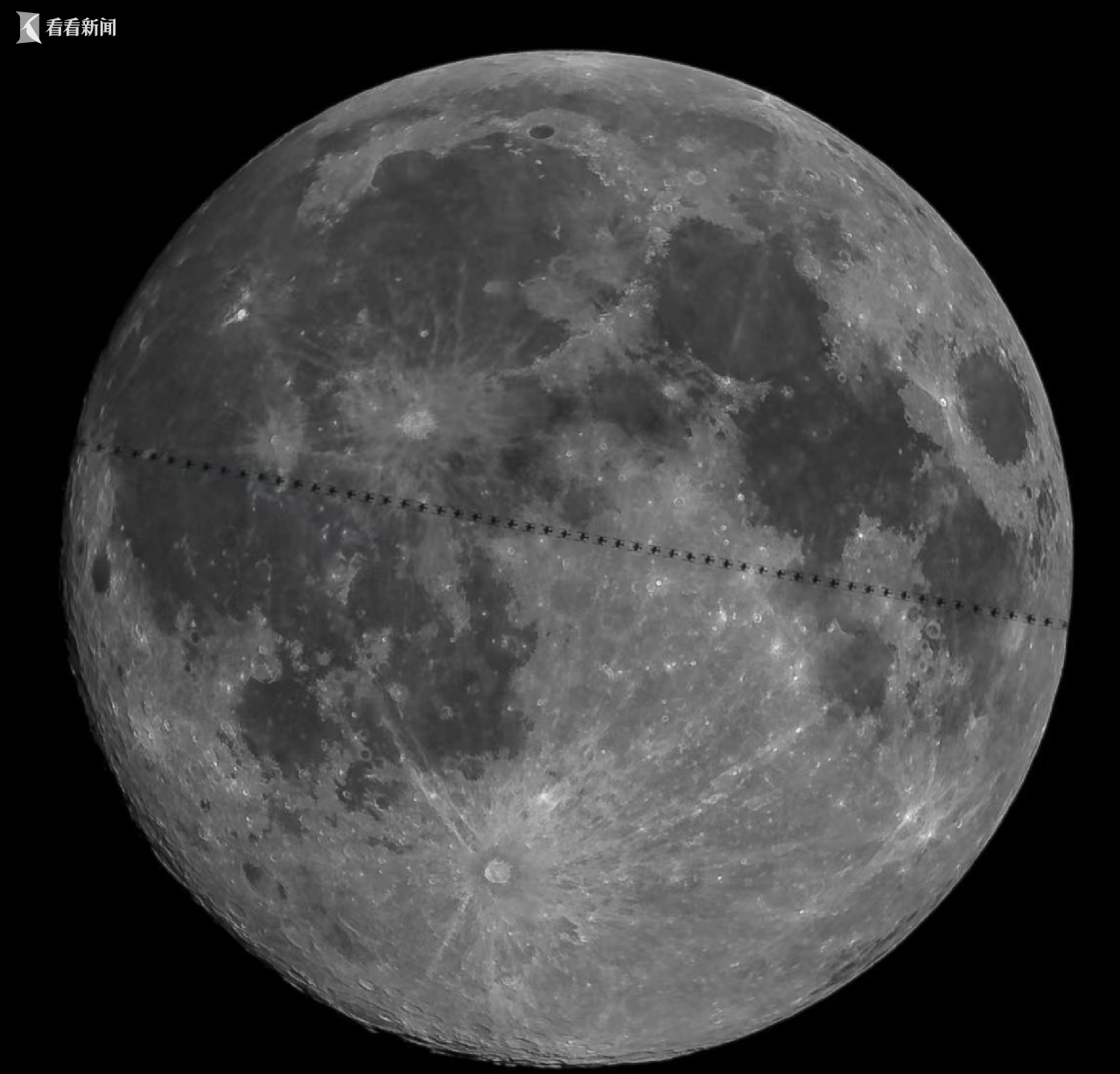 被中国空间站凌月轨迹震撼到了，来看中国空间站“穿月”画面