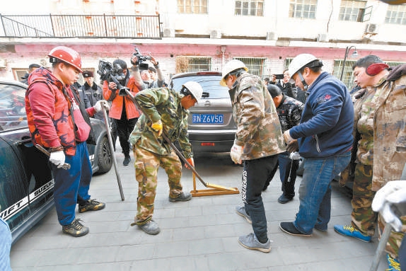 在海淀区学院南路32号院内，工作人员正在集中拆除地锁。本报记者 饶强摄（资料片）