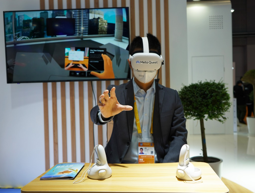 2022年11月5日，参观者在第五届进博会技术装备展区人工智能专区体验元宇宙交互应用。新华社记者金皓原摄