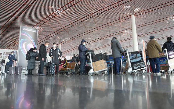 ▲资料图：旅客排队办理值机手续。新京报记者 陶冉 摄