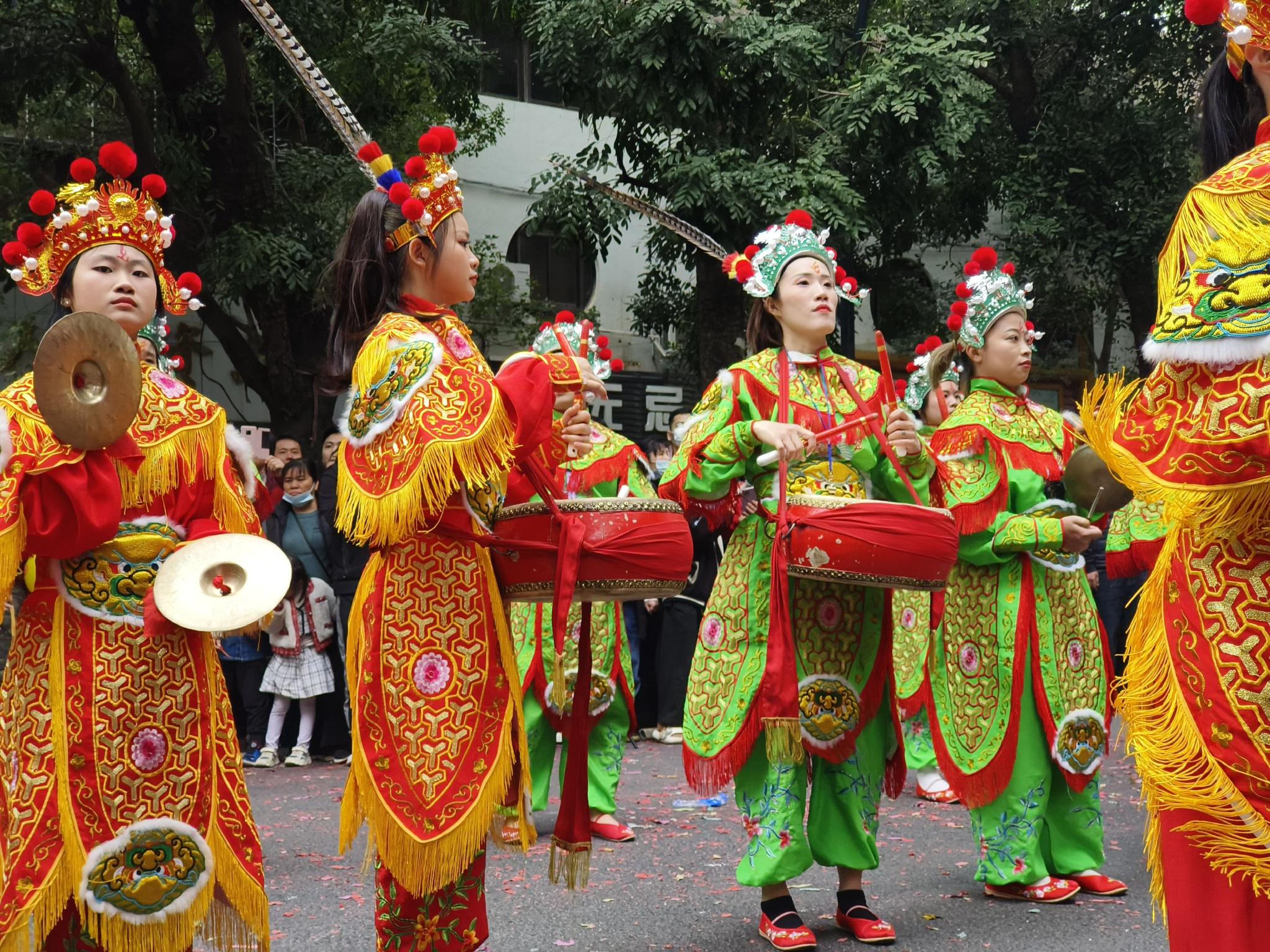 潮汕女子英歌队展现刚柔并济之美|汕头市_新浪新闻