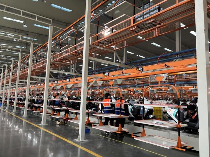 雅迪电动车安徽金寨生产车间雅迪金寨基地不仅拥有全自动下料机,数控