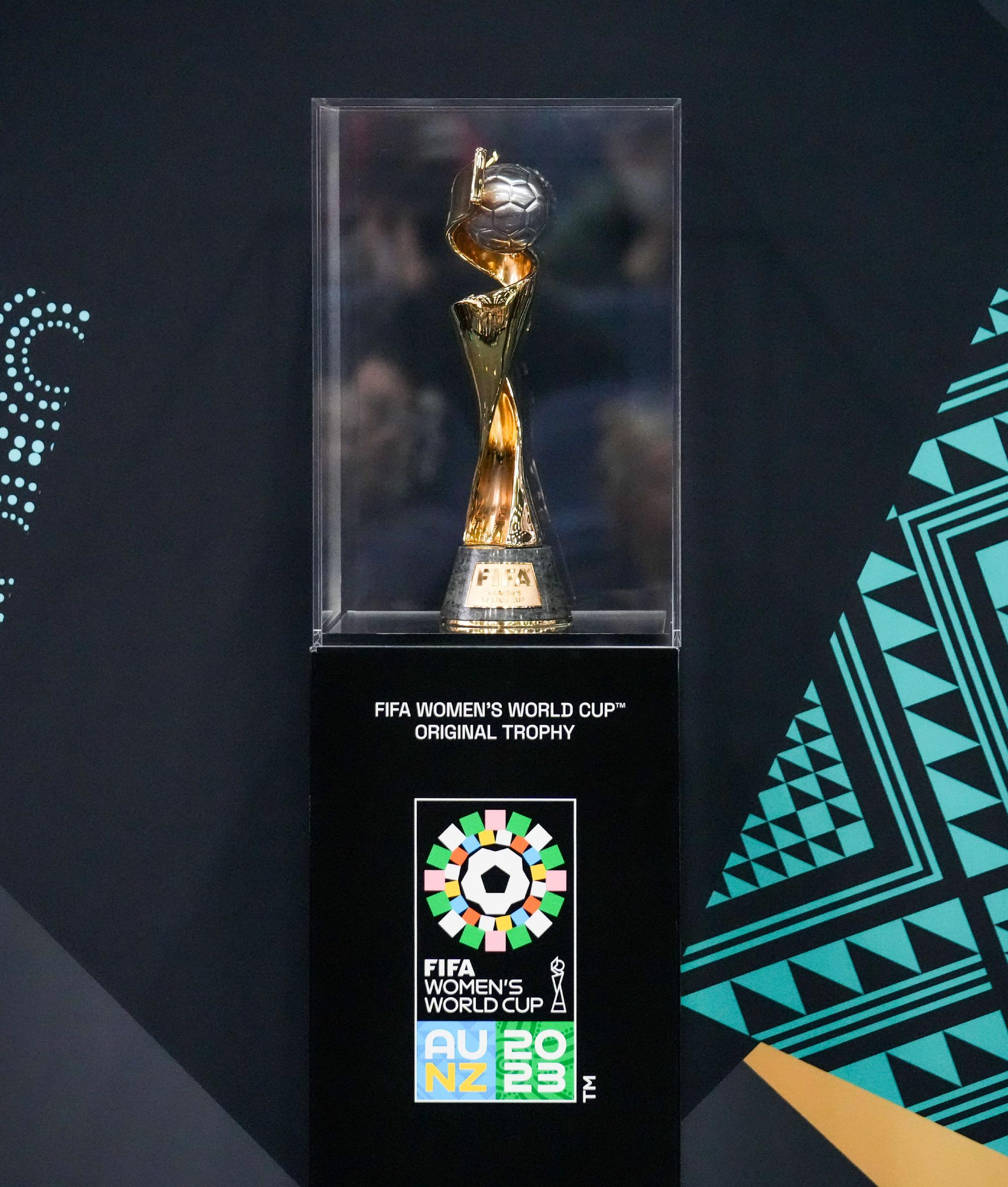 足球女足世界杯奖杯在上海巡展