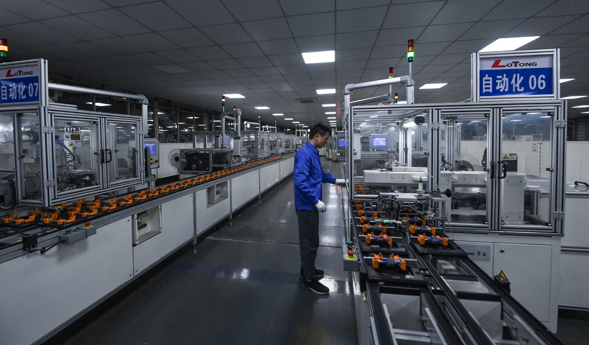 在位于诸暨市姚江镇的浙江露通机电有限公司数字化车间内,自动化生产