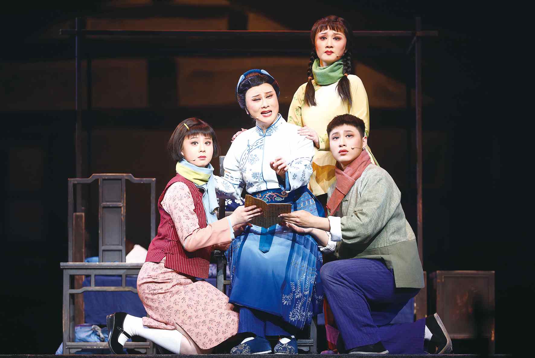 锡剧《烛光在前》精彩上演