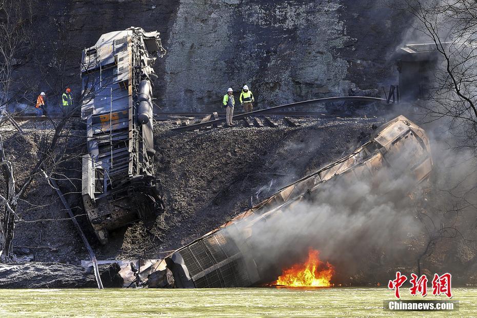 美国一列火车在西弗吉尼亚州脱轨|美国|列车|车厢_新浪新闻