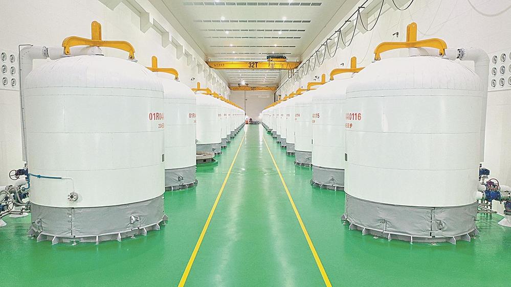 敞亮的还原炉厂房内,两排还原炉整齐排列.