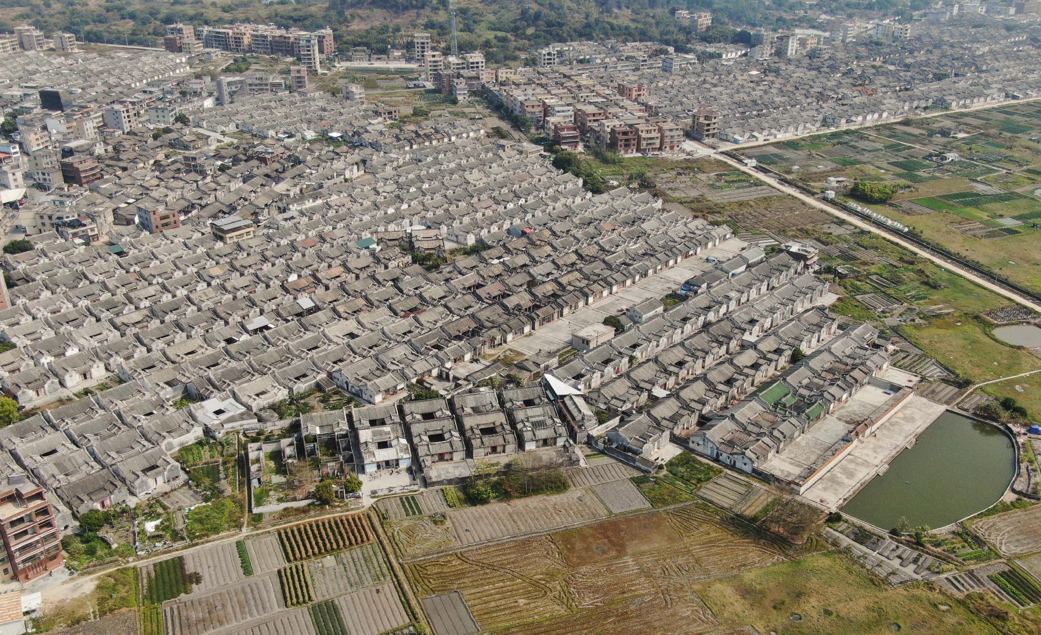 这是3月8日拍摄的广东省普宁市大坝镇白坑村(无人机照片).