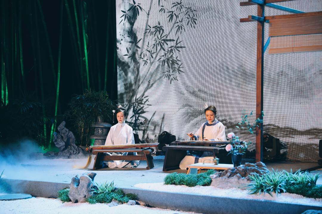 随着《琅琊榜》《花千骨》《星汉灿烂》等古装电视剧的走红,古琴也