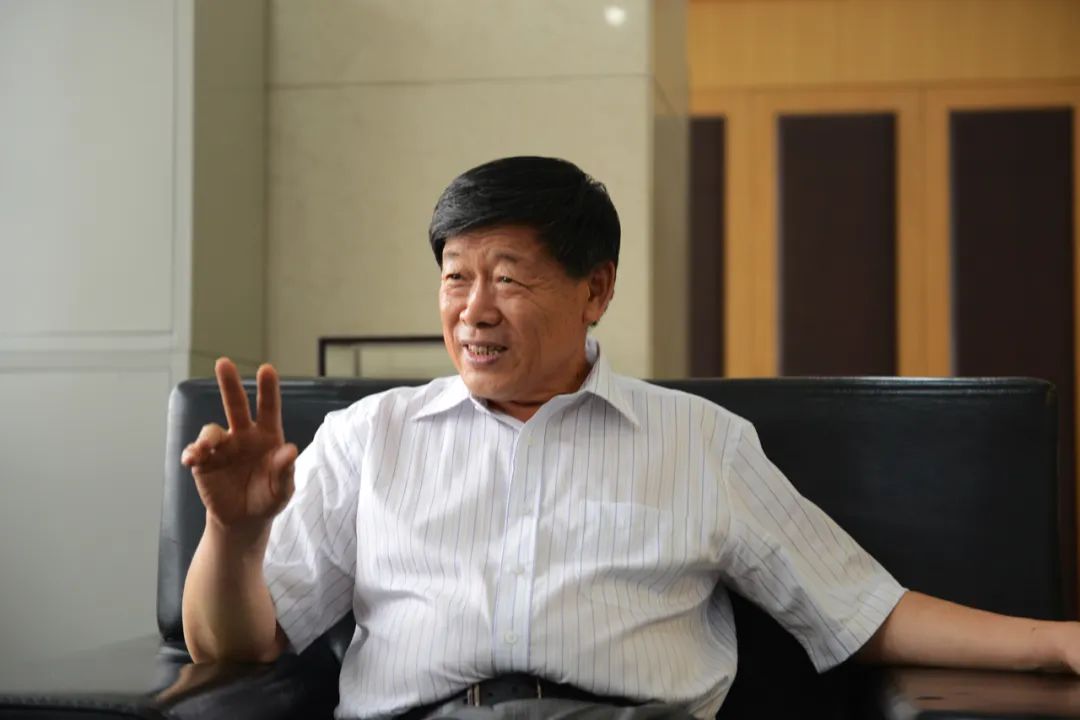 山东首富,年入3000亿,却住职工房,用200块的手机