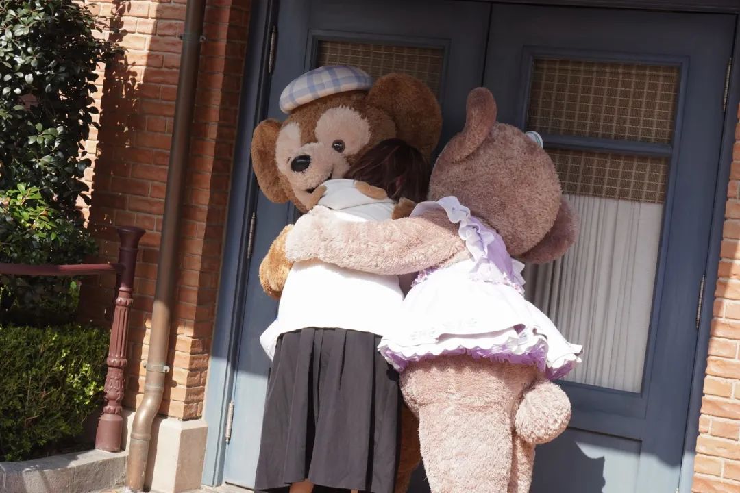 3月10日上午,游客小韩与达菲,雪莉玫时隔三年的拥抱.