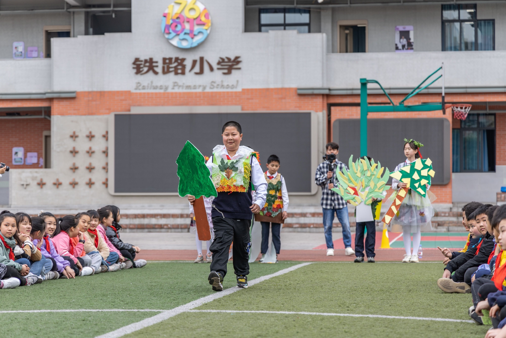 3月10日,重庆市九龙坡区铁路小学的学生们在制作环保服装.