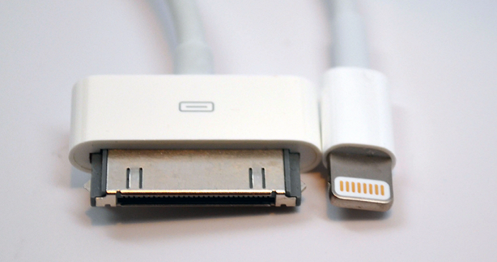30pin接口(左)和lightning接口(右)