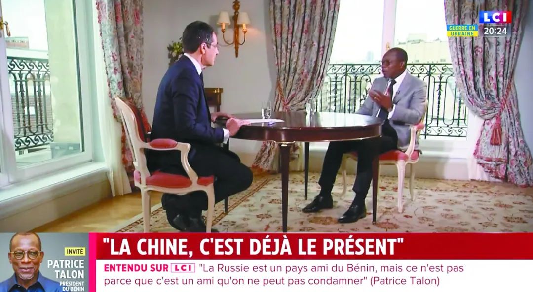 贝宁总统塔隆近日接受法国LCI电视台主持人罗切宾的采访，图为采访现场视频截图。