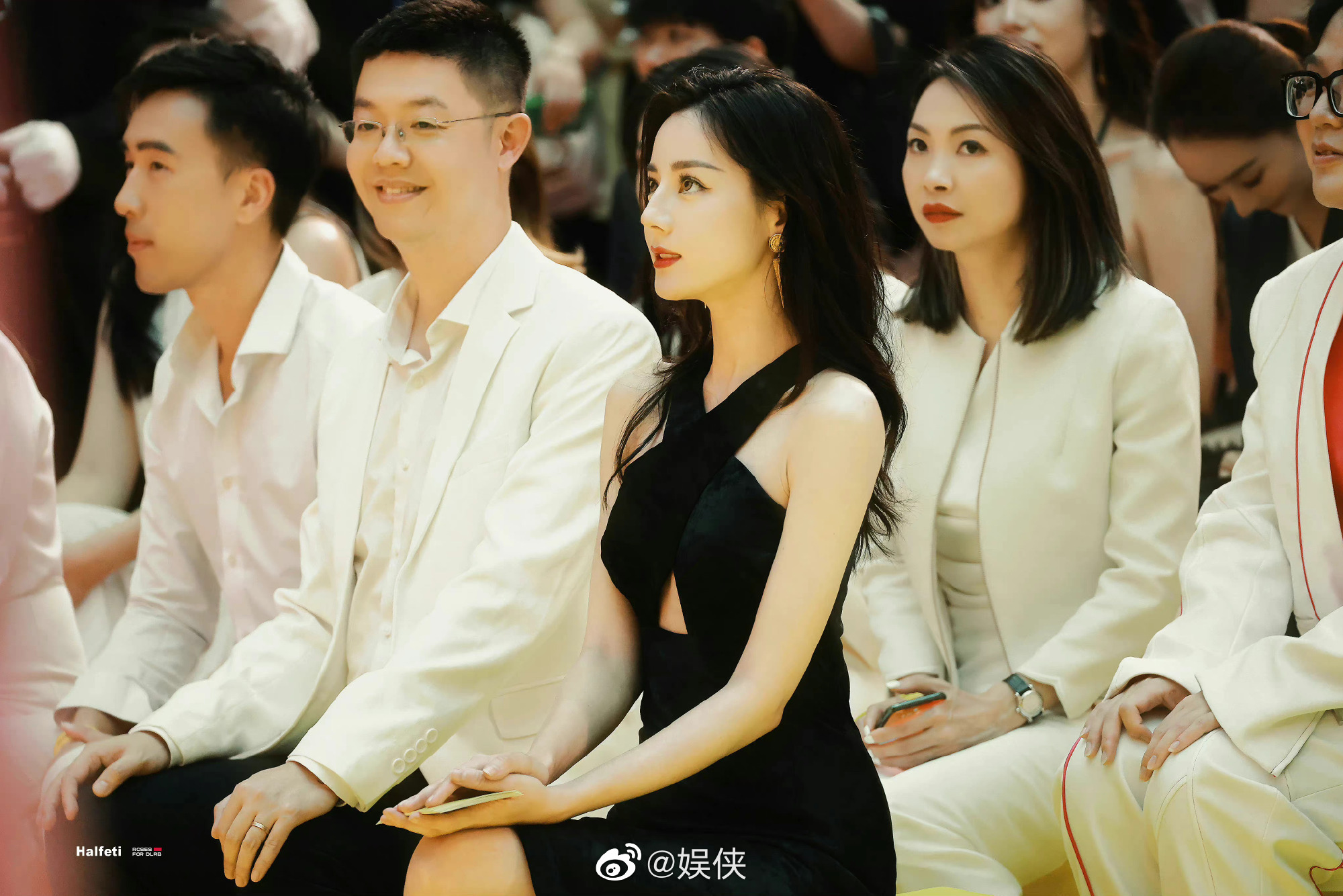迪丽热巴坐姿都可以出圈,她的仪态好棒,美貌更是令人惊艳的程度