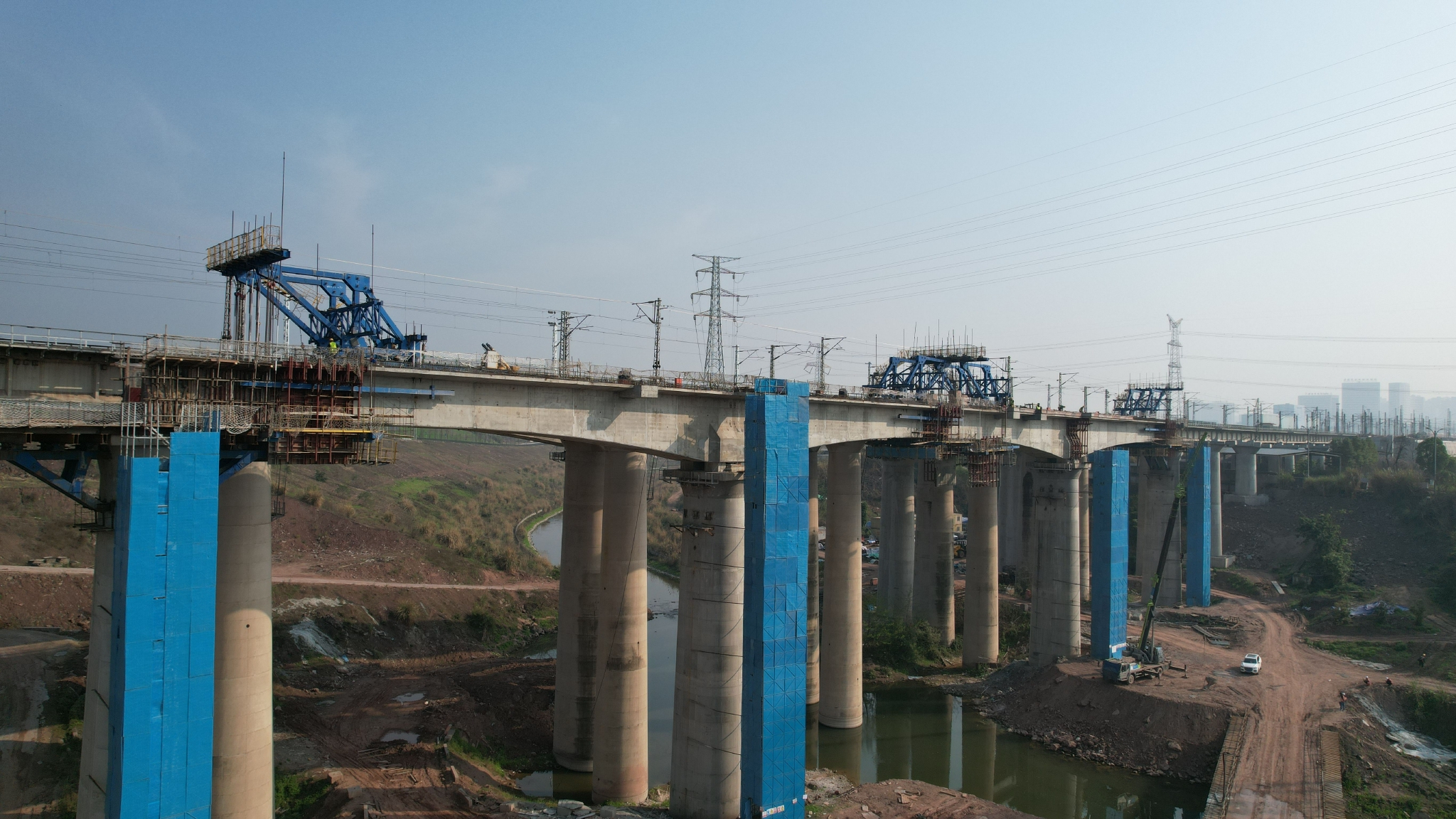 朝阳溪道岔大桥现浇连续梁顺利完成中跨合龙.汪宇/图