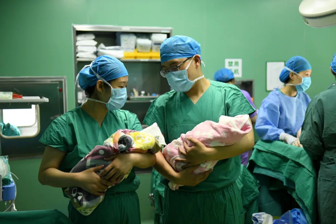 河北省石家庄市妇产医院,护士抱着刚出生的双胞胎婴儿.图/新华社