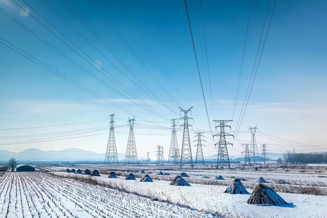 超导体能够进行长距离大容量输电,电网损耗变少,效率提高,能极大地