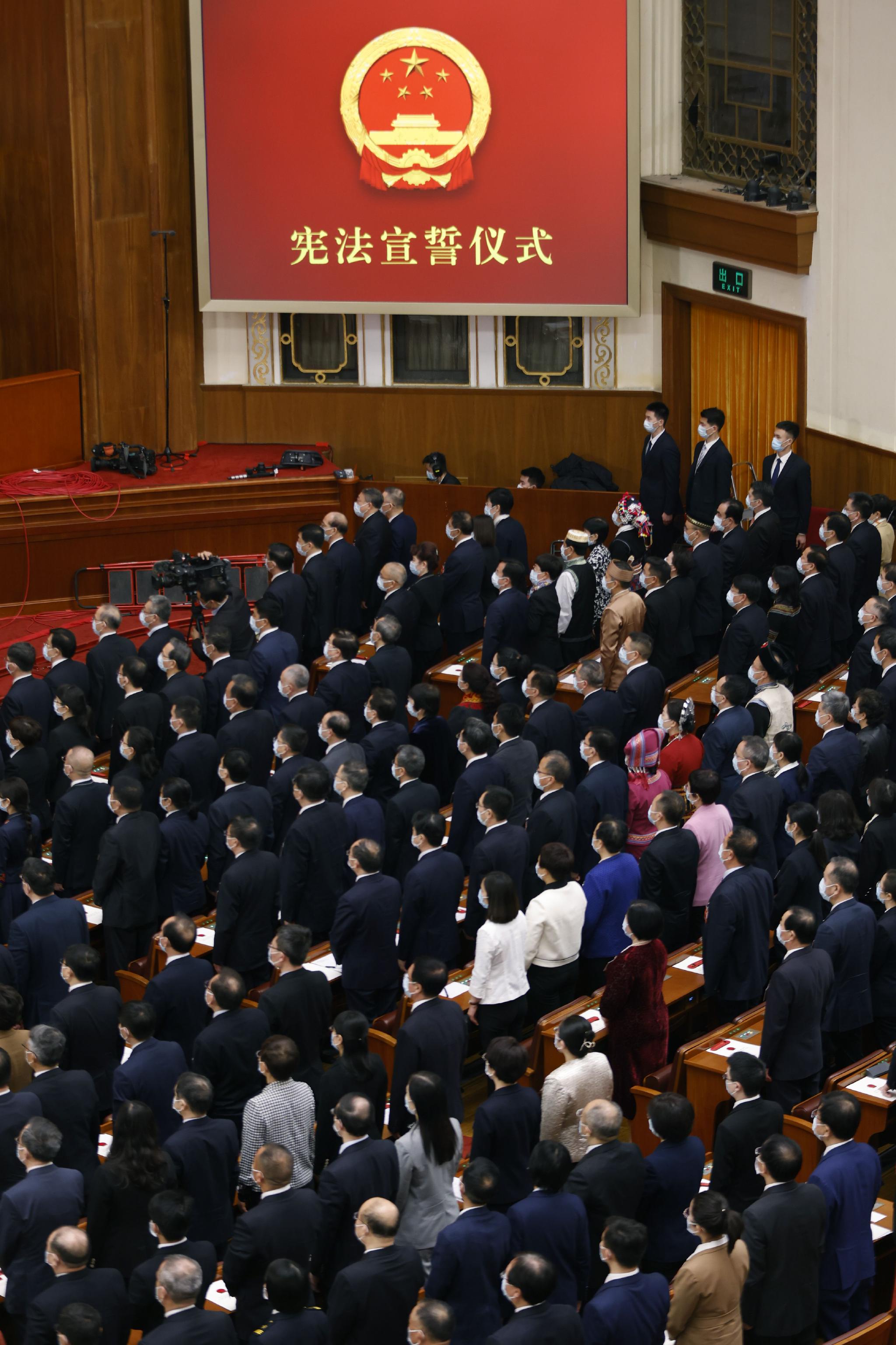 十四届全国人大一次会议举行第三次全体会议