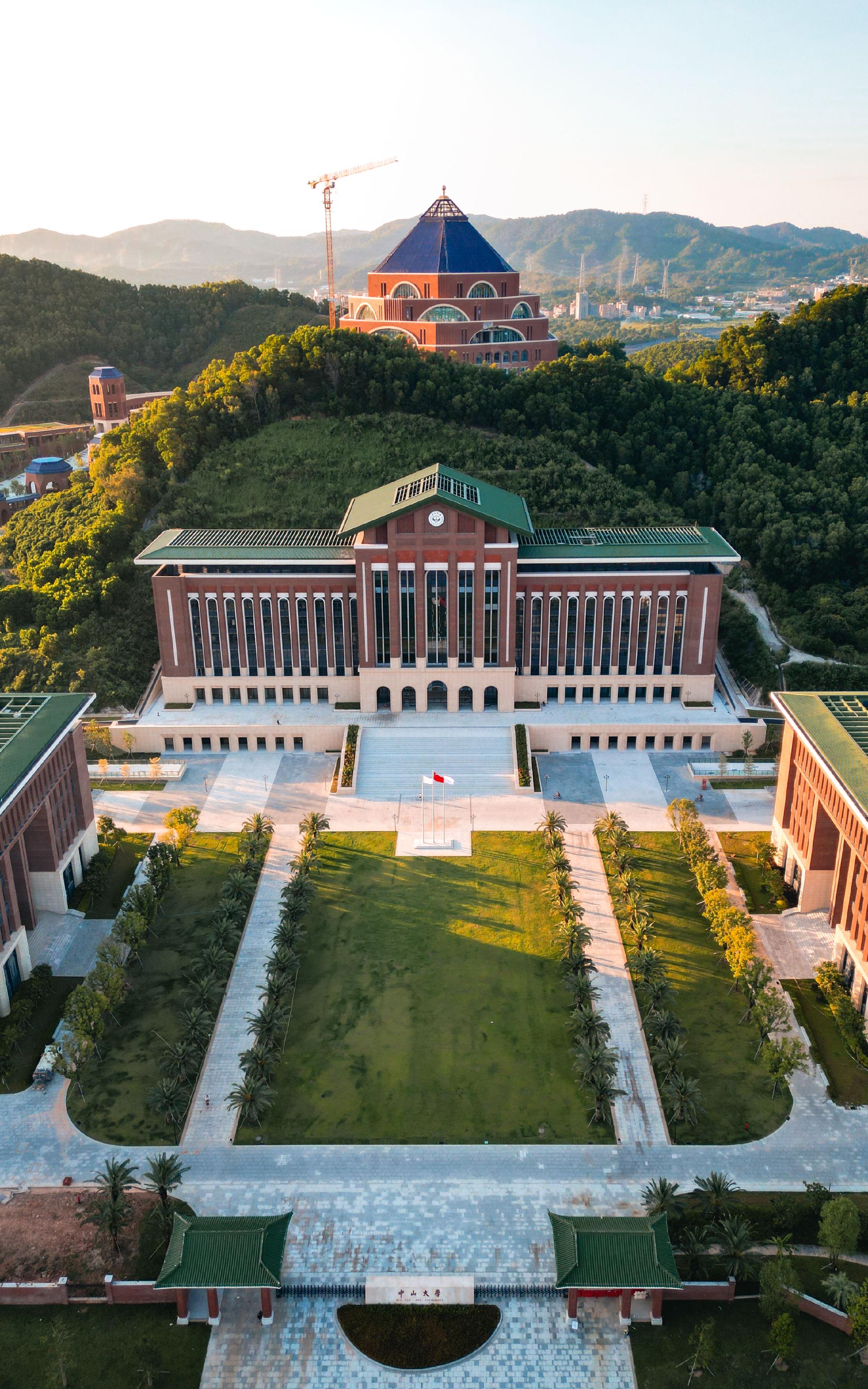 澎湃新闻:刚刚过去的春节,"中山大学极地"号破冰前行的画面刷屏,想