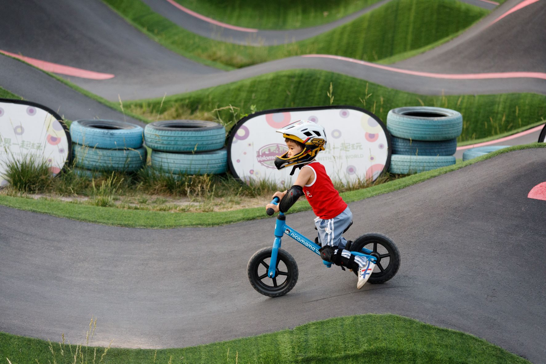 维乐山地目前主要开展自行车泥地竞速和滑步车即平衡车项目.