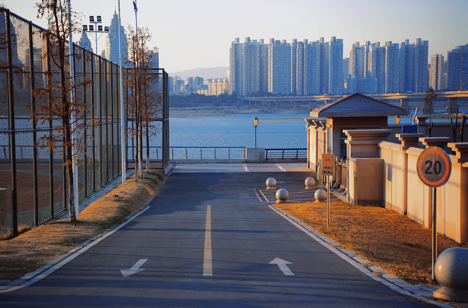 小红书等平台热搜#南昌"沿海"公路#,#南昌绝美日落#从去年开始南昌