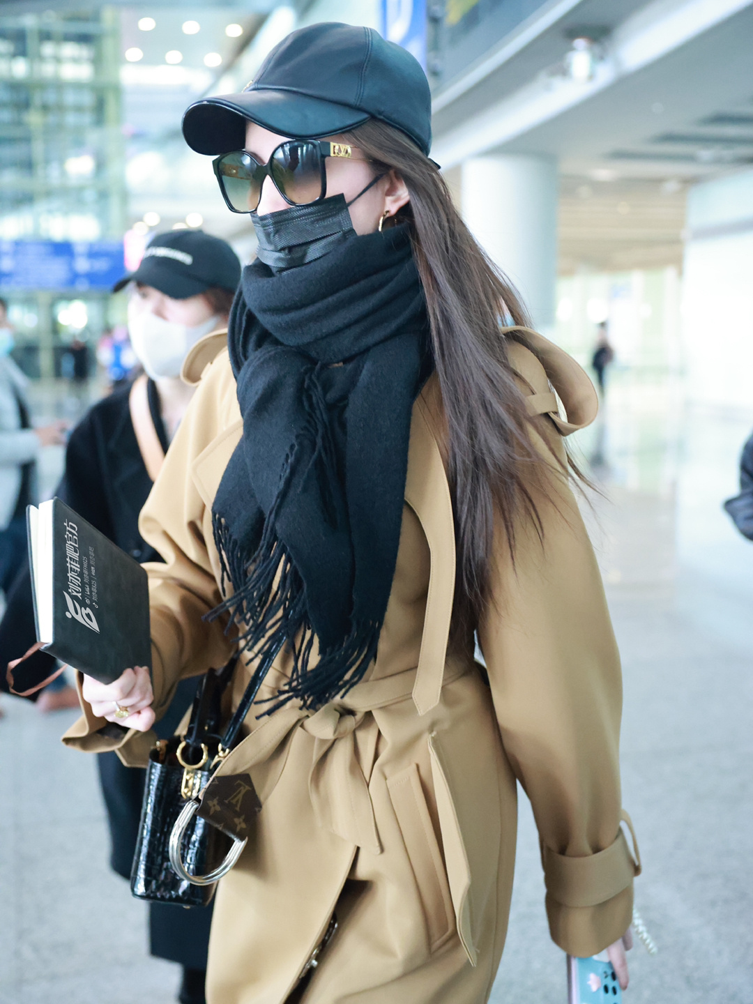 刘亦菲结束巴黎时装行程回国了,风衣搭配围巾简约大气,好好休息|刘亦