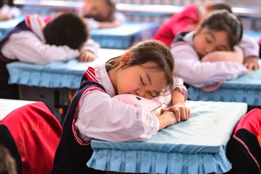 ▲资料图：某学校学生正在午睡，这也是大多数非寄宿制中小学的现状。图/IC photo