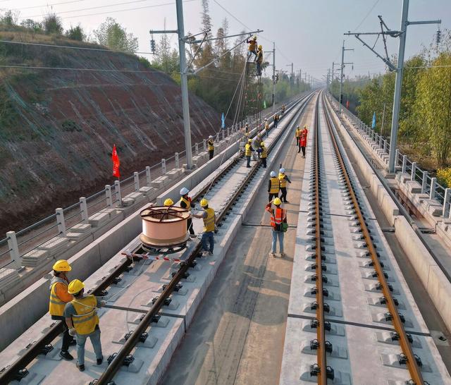 自宜高铁接触网首条承力索成功展放|高铁|自贡市_新浪新闻