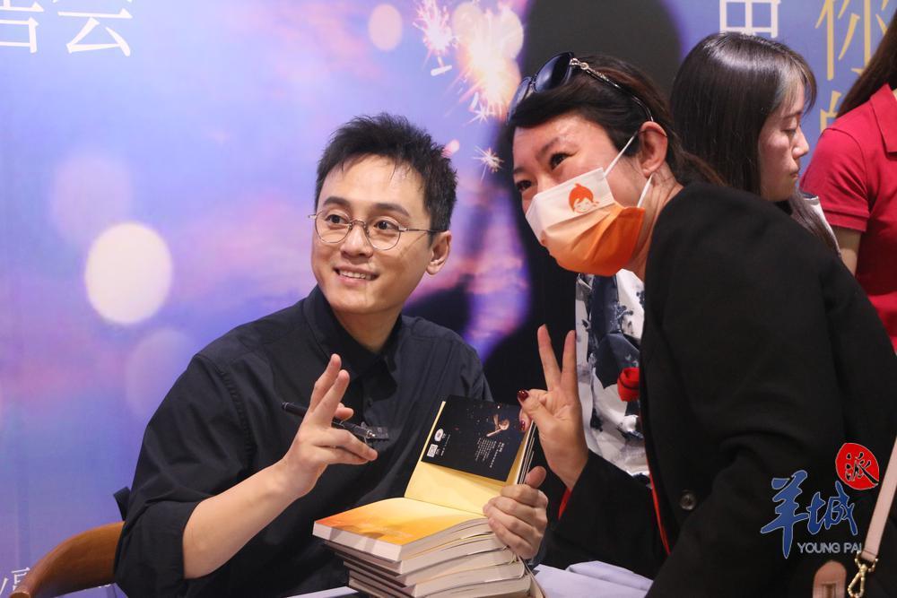 青年作家刘同到珠海签售新作|刘同|青年作家|珠海市_新浪新闻